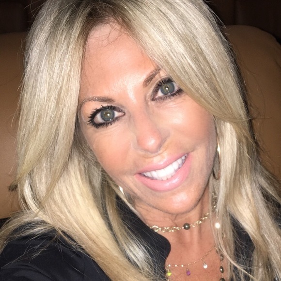 Meet your Posher, Monica - Picture 1 of 1